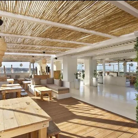 Modern Pool Apartment With Rooftop Terrace Апартаменты *